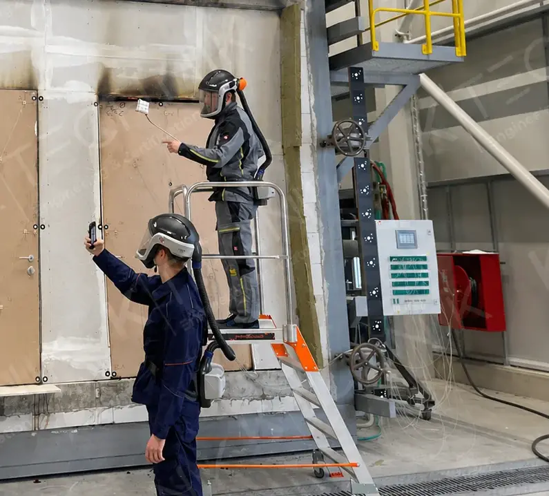 Verifica tecnica durante prova di resistenza al fuoco su porte tagliafuoco secondo EN 1634-1-K Technik