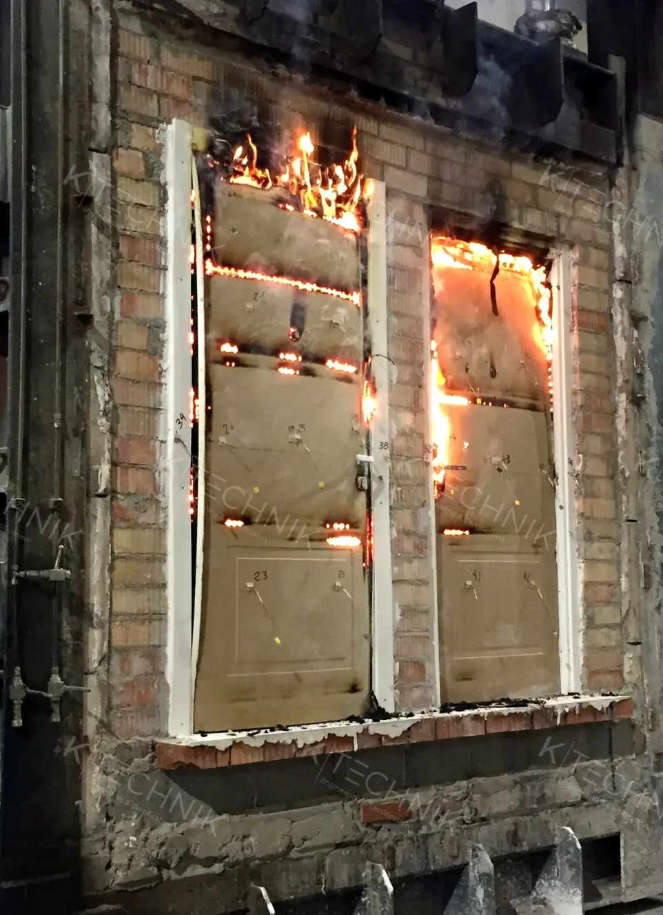 Prova di resistenza al fuoco su porte tagliafuoco con esposizione alle fiamme secondo EN 1634-1
