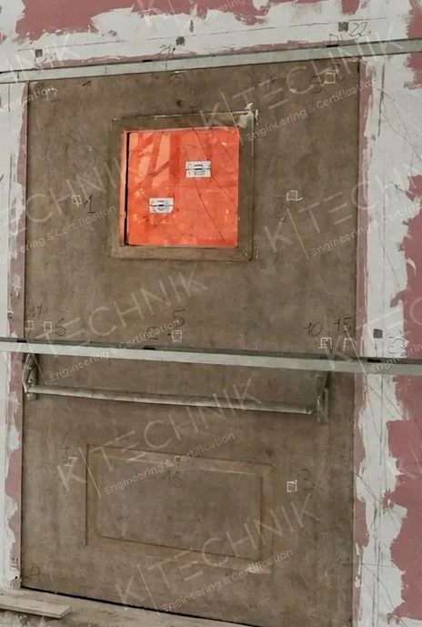 Porta tagliafuoco con oblò Prova resistenza fuoco porta forno laboratorio EN 1634-1 - K Technik Porta tagliafuoco con oblò Prova di resistenza al fuoco su porta in forno di laboratorio secondo EN 1634-1