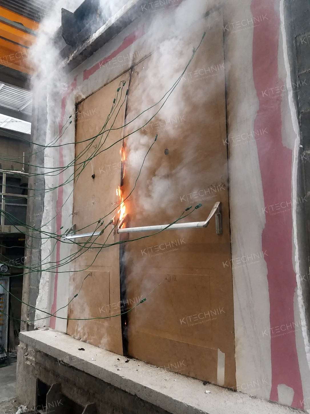 Porta due ante tagliafuoco Prova resistenza fuoco porta fumo e fiamme EN 1634-1 - K Technik Porta due ante tagliafuoco Prova di resistenza al fuoco su porta tagliafuoco con sviluppo di fumo e fiamme secondo EN 1634-1