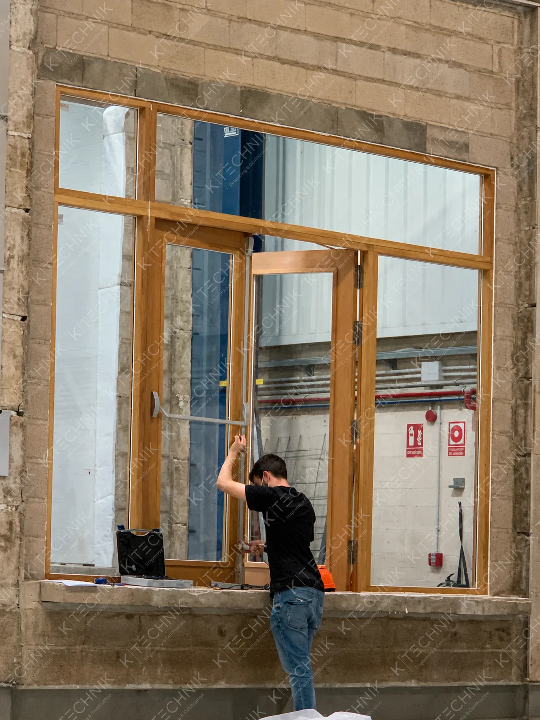 Porta vetrata tagliafuoco Installazione serramento vetrato prova fuoco - K Technik Porta vetrata tagliafuoco Installazione di un serramento vetrato per prova di resistenza al fuoco in laboratorio
