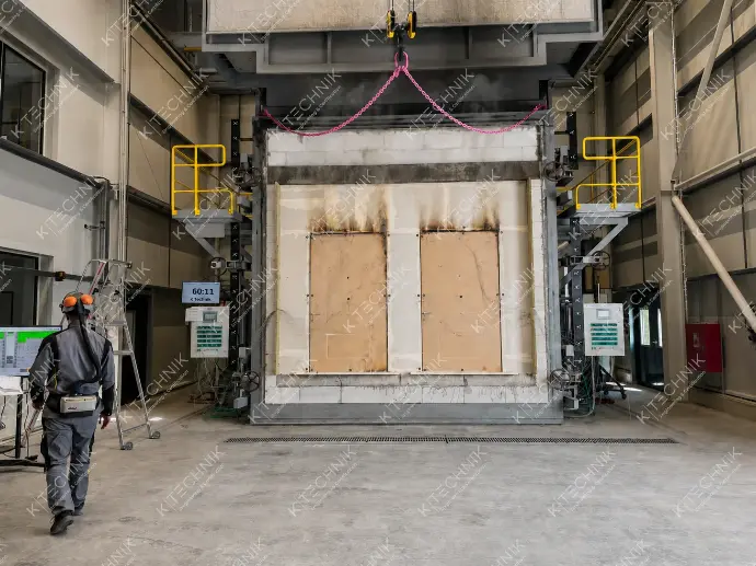 Campione di porta in legno durante prova di laboratorio per prestazioni certificate